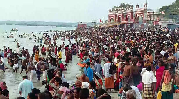 Rameswaram, Jan 18 (ANI): Devotees take a holy dip at Agni Theertham and perform...