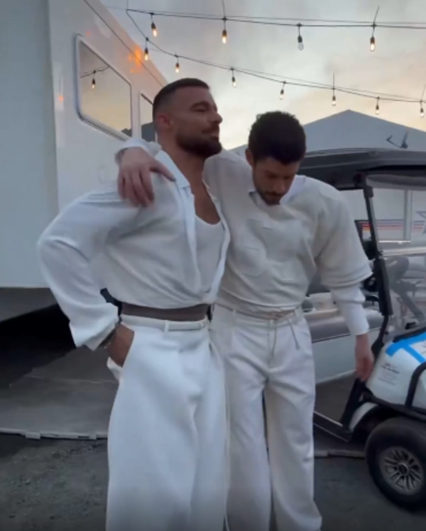 Reddit| The two artists were captured in a candid moment after the Super Bowl show.