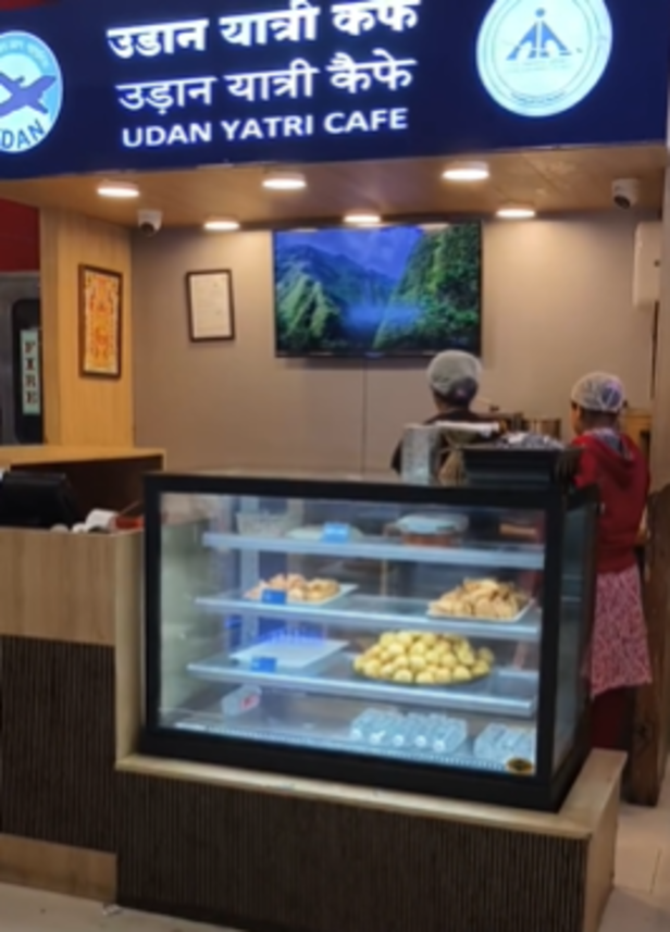 Instagram| Couple praises Raghav Chadha for ₹20 samosa, ₹10 chai at Pune airport