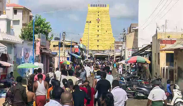 Rameswaram, Jan 18 (ANI): Devotees take holy dip at Agni Theertham and perform r...
