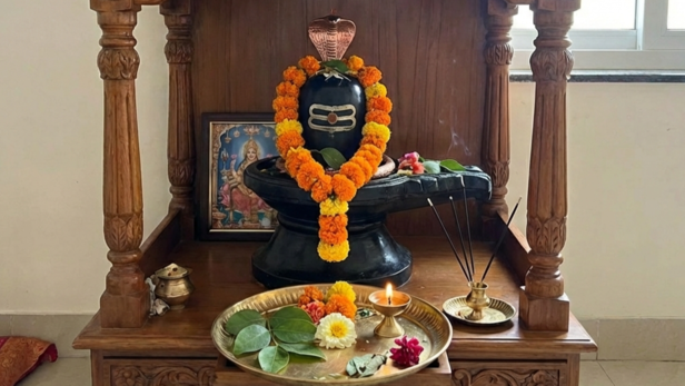 Shivling at Home Mandir (Image Credit: AI)