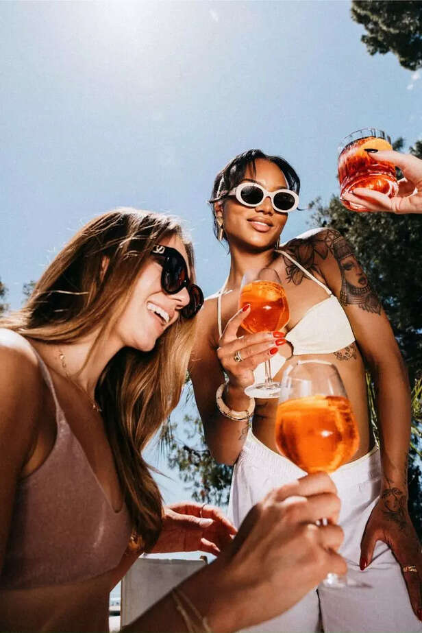 Pinterest | உலர் பார்கள், ஜீரோ-ப்ரூஃப் பியர்ஸ், க்யூரேட்டட் மாக்டெயில்கள் மற்றும் நிதானமான சமூக நிகழ்வுகள் இழுவை பெறுகின்றன.