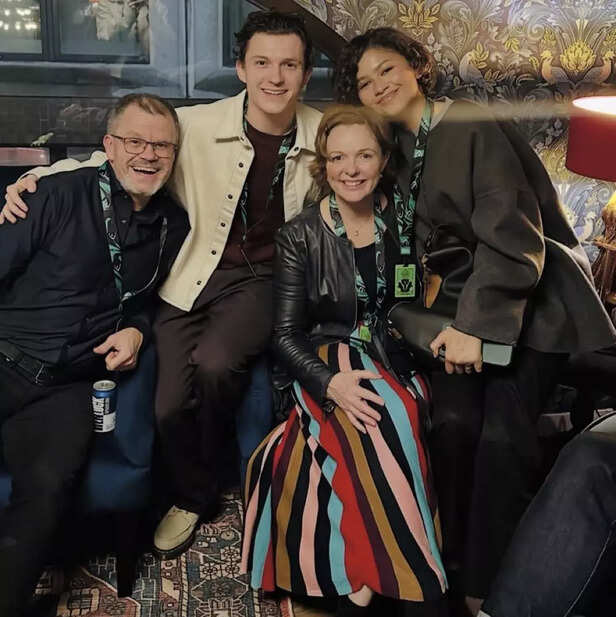 X/@thomsupdates | Tom Holland, Zendaya and his parents in newly shared photo.