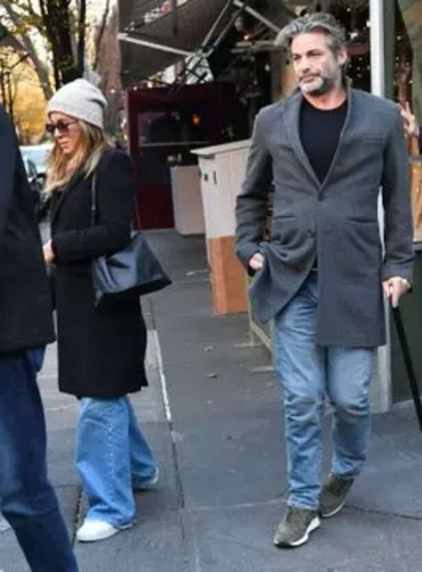 X| @jennaniiston| Jennifer Aniston and Jim Curtis raise move-in buzz