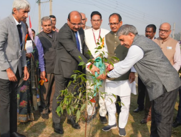 कृषि मंत्री शिवराज सिंह चौहान पौधारोपण करते हुए
