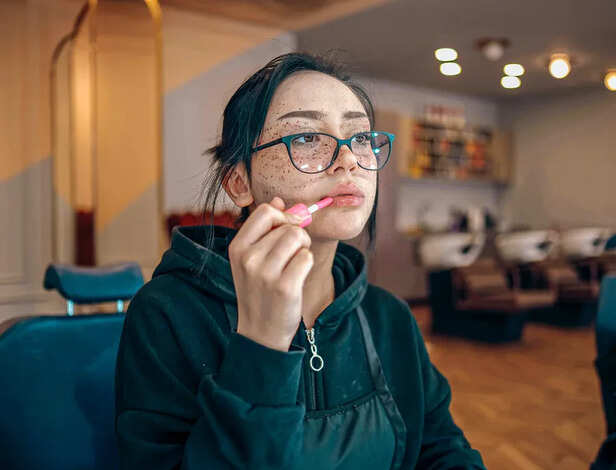 X | The Tired Girl Makeup trend has entered the spotlight, celebrating real life and authenticity over flawless perfection.