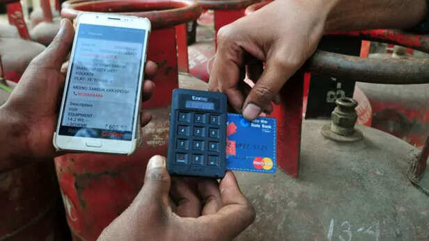 UPI से बिल भर रही हैं महिलाएं