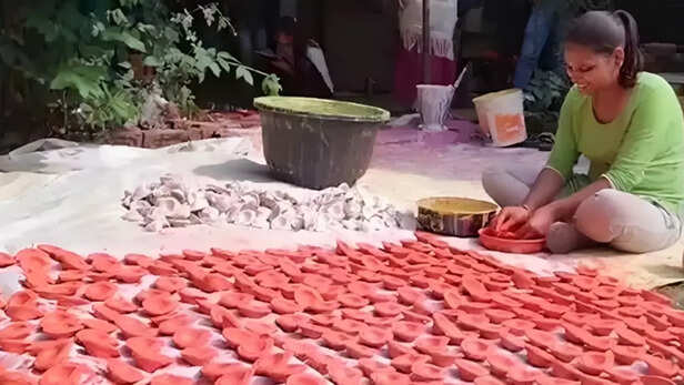 बांदा की महिलाएं बना रहीं गोबर से 51 हजार ईको फ्रेंडली दीये।