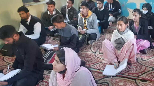 गाँव के स्कूल में पढ़ाई करती शीतल देवी।