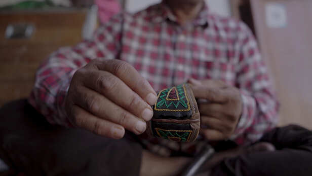 पूरी तरह हाथों से बनाई जाती हैं मोजरी