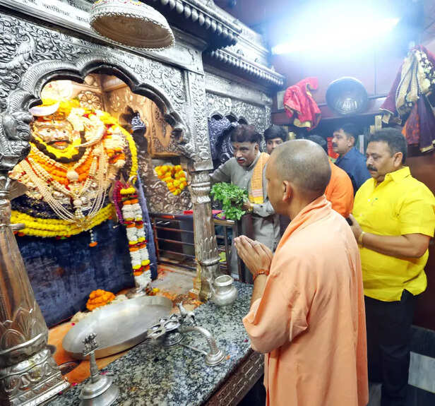 Varanasi, Nov 06 (ANI): Uttar Pradesh Chief Minister Yogi Adityanath offers pray...