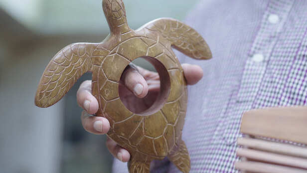 शीशम, हल्दू और दूसरी मजबूत लकड़ियों से सुंदर और उपयोगी कलाकृतियां होती है तैयार।