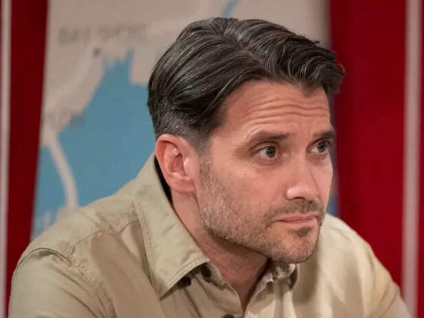 Dante Falconeri brings news to Elizabeth Webber