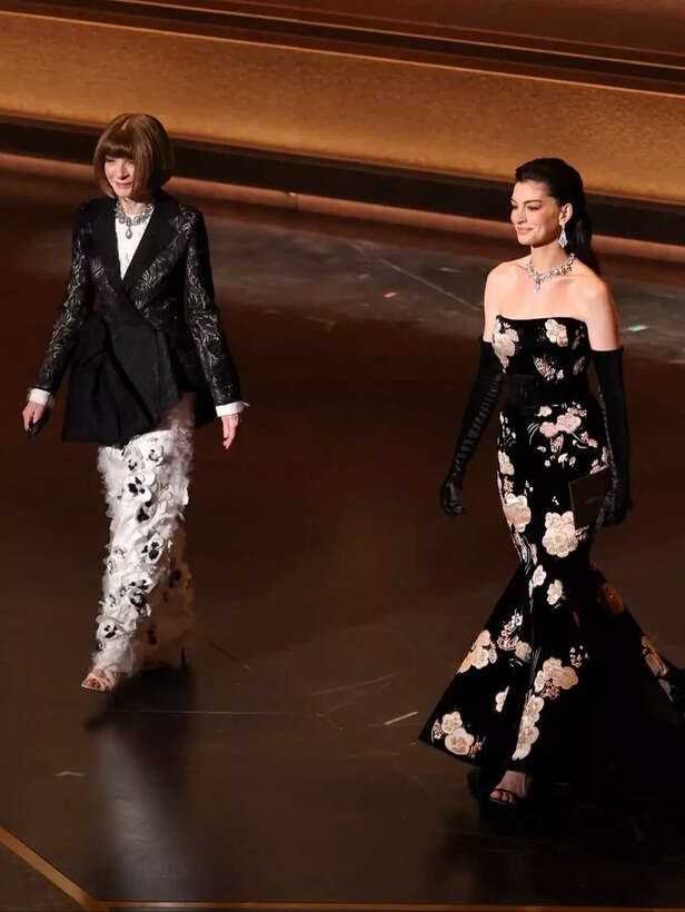 X| @rebecamaccise| Fans react to Anna Wintour’s viral Academy Awards moment with Anne Hathaway
