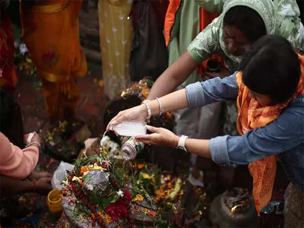 Devotees throng Pashupatinath Temple as Nepal observes second Sawan Somwar