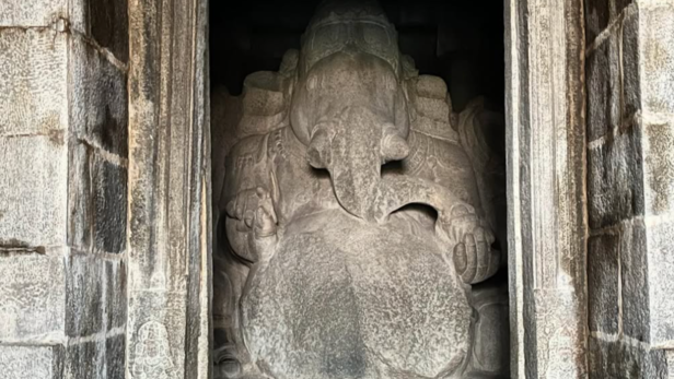 Idol of Lord Ganesha at Kadalekalu Ganesha Temple | Instagram - @sugar_factory_13