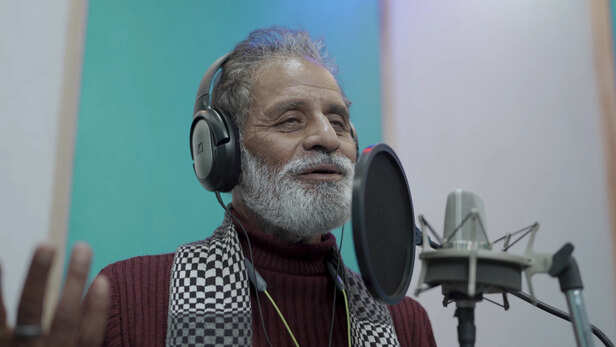 गाना रेकॉर्ड करते हुए दीवान सिंह