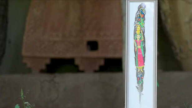 मोर पंख पर बनी भील पेंटिंग