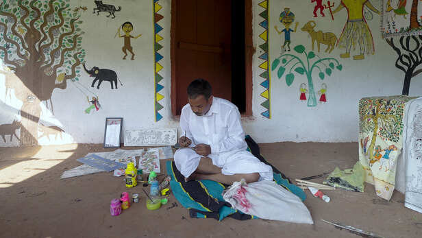 पेंटिंग में व्यस्त मांगीलाल भील