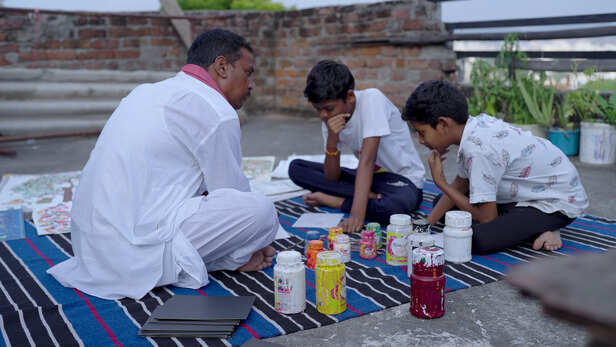 भील पेंटिंग को सीखती अगली पीढ़ी