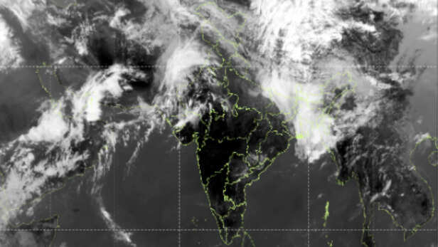 छाया हुआ है बादलों का समूह