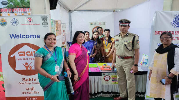 पुलिस सुरक्षा में महिलाएँ