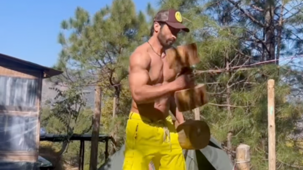 Vidyut During a Workout Session | Instagram - @mevidyutjammwal