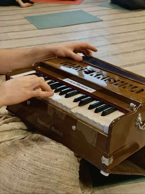  Why modern musicians are choosing web harmoniums over traditional ones