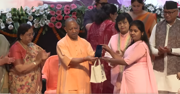 स्मार्टफोन का वितरण करते योगी आदित्यनाथ
