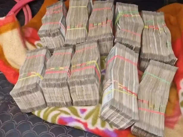 Flying Squad team siezes Rs 25 lakh in cash in Kolkata