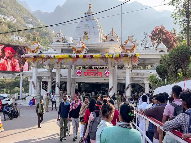 Devotee rush continues at Vaishno Devi amid Navratri