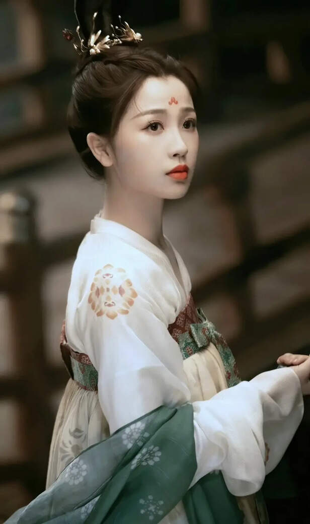 iQIYI | Esther Yu in Love Between Fairy and Devil.