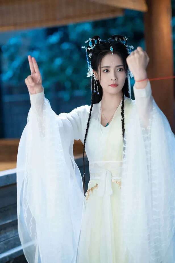 YOUKU | Bai Lu in Till the End of the Moon.