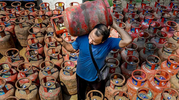 पलायन का कारण महंगा सिलेंडर