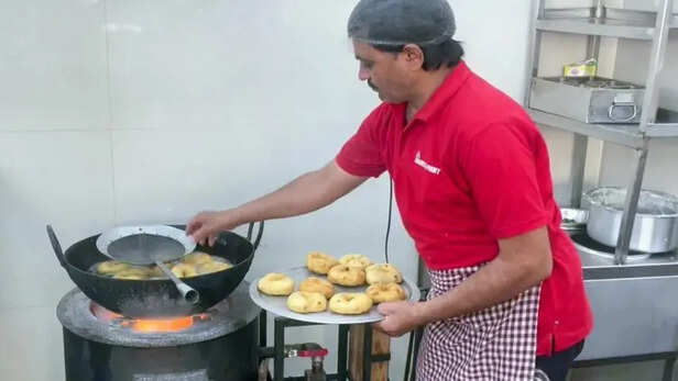 स्टोव पर बनाना पड़ खाना