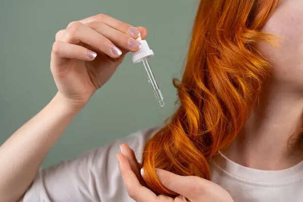 A Women Oiling her Hair             (Image Credit :Pexels)