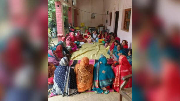 ग्रामीण महलिाओं को दी ट्रनिंग