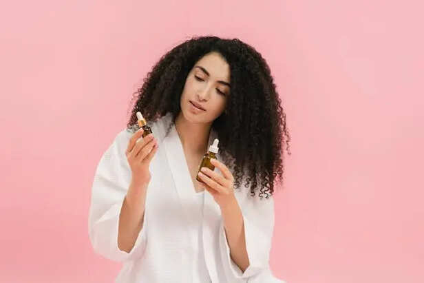 Oiling Hair              (Image Credit : Pexels)