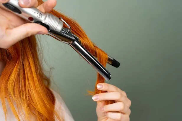 Curling My Hair                        (Image Credit : Pexels)