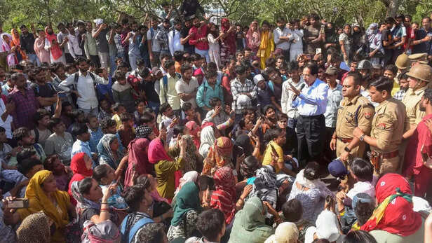 नोएडा में फैक्ट्री श्रमिकों द्वारा बड़े पैमाने पर किए गए विरोध प्रदर्शन