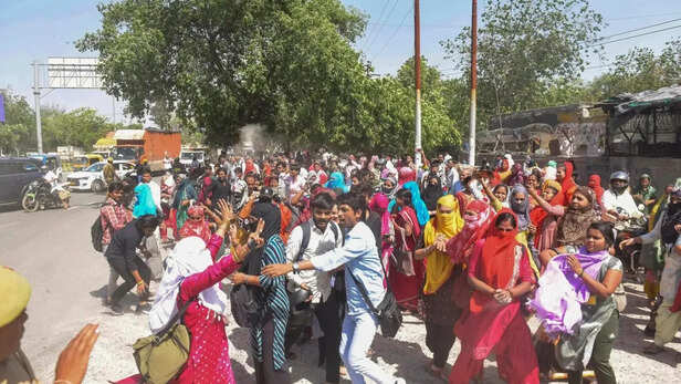 कम वेतन और असमानता का सामना कर श्रमिकों का प्रदर्शन