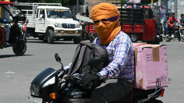 धूप और गर्म हवाओं ने लोगों का बाहर निकलना मुश्किल