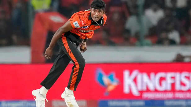 साकिब हुसैन गेंदबाजी करते हुए