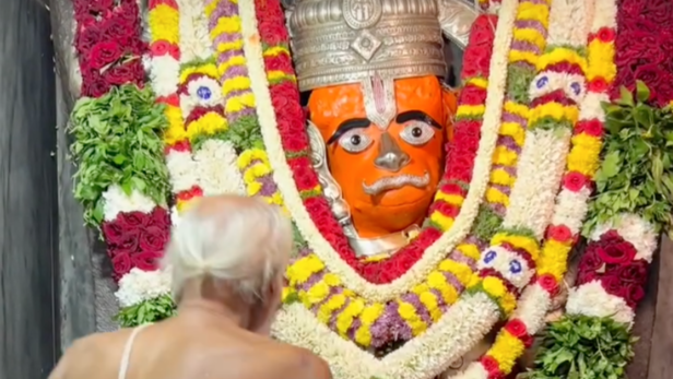 Lord Hanuman's Idol at Gali Anjaneya Swami Temple | Instagram - @templerunsanti