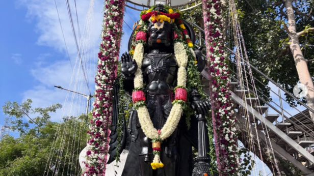 Hanuman Jhi at Gali Anjaneya Swami Temple | Instagram - @_lohithkumar18_
