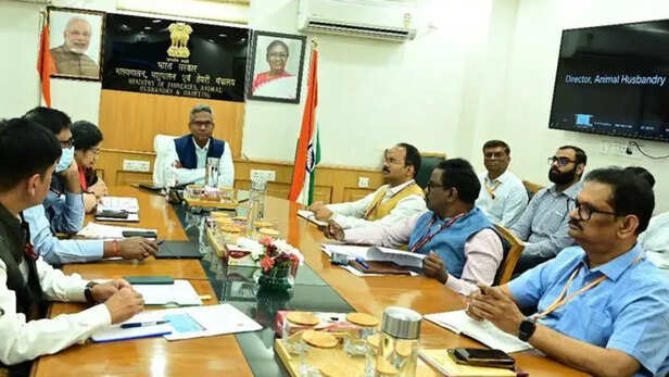 पशुपालन एवं डेयरी विभाग के सचिव श्री नरेश पाल गंगवार की अध्यक्षता में हुई बैठक