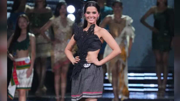 ​61वीं फेमिना मिस इंडिया की विजेता साध्वी सतीश सैल ने पारंपरिक कुनबी बुनाई से बनी स्कर्ट पहनी​