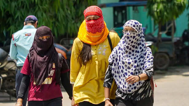 धूप से बचाव के लिए दुपट्टा का सहारा