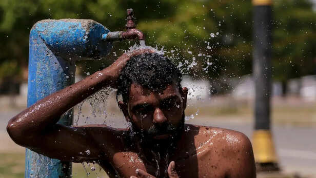 गर्मी से बचाव के लिए पानी का सहारा