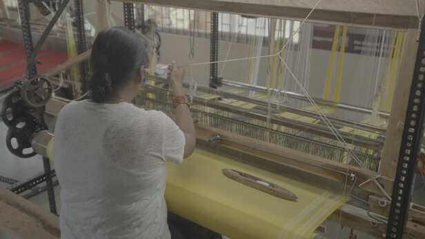 हाथ से होती है बुनाई